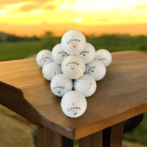 Återvunna golfbollar av modellen Callaway MIX i vit färg fotade framifrån 