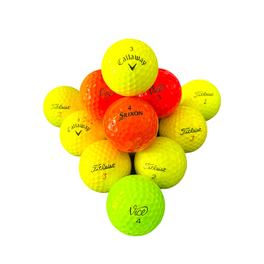 Återvunna golfbollar av modellen färgade golfbollar premium i blandade färger fotade framifrån 