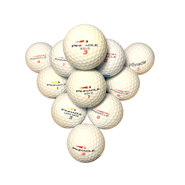Återvunna golfbollar av modellen pinnacle mix i vit färg placerade tätt ihop fotade rakt framifrån

