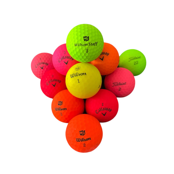 Återvunna golfbollar blandade färger tätt ihop fotade rakt framifrån av modellen matta färgade golfbollar 
