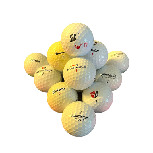 Vita golfbollar modellen MIX fotograferade rakt framifrån
