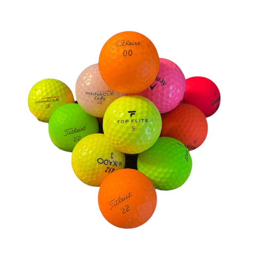Golfbollar av modellen övningsbollar färgade i olika färger framifrån och i olika årsmodeller 
