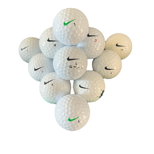 Återvunna golfbollar vit färg modell nike mix fotade rakt framifrån