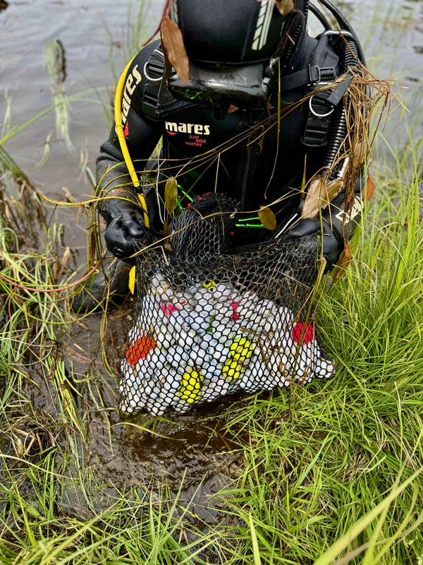 begagnade golfbollar från vattenhinder. Dykning efter golfbollar för återförsäljning